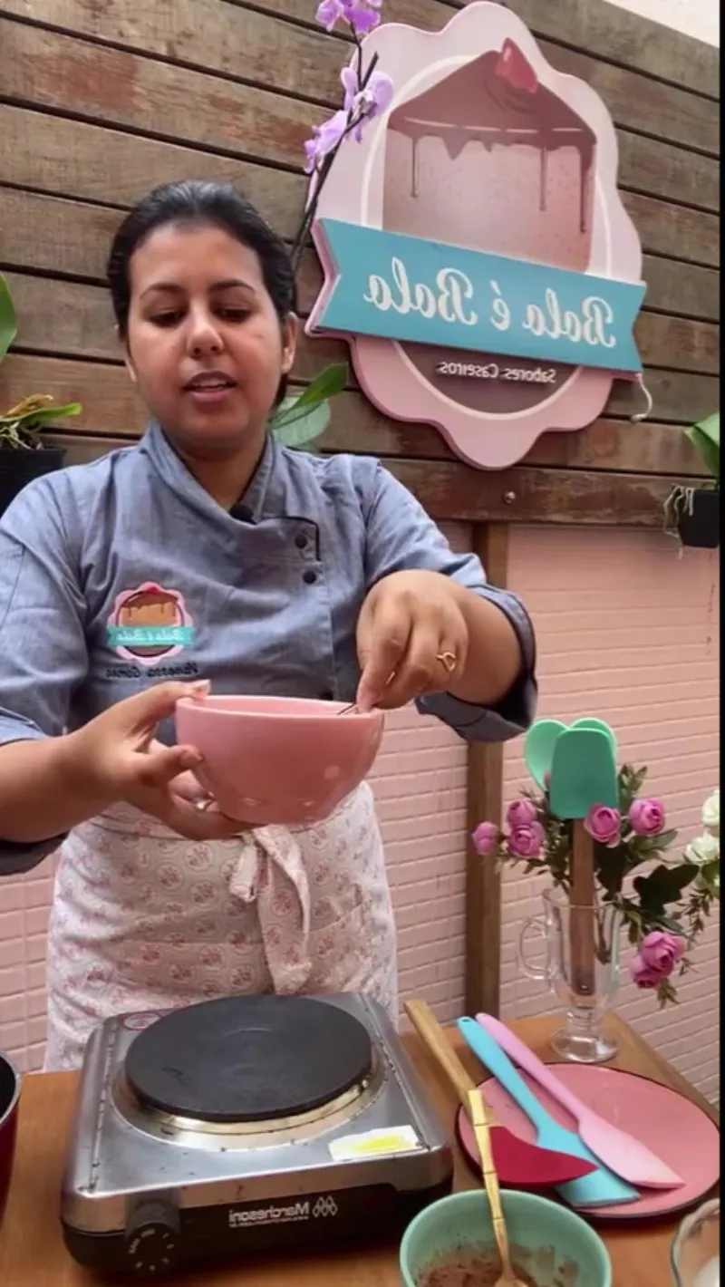 A confeiteira em cenário próprio — capa do vídeo